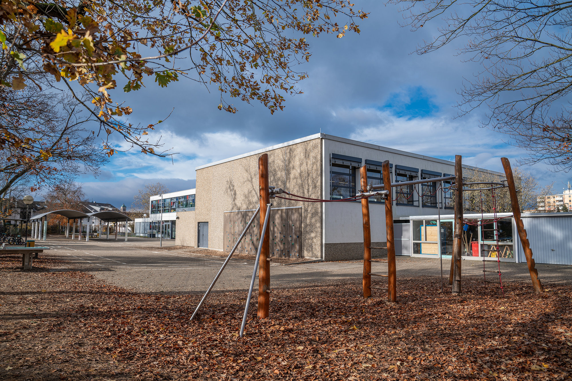 Blick auf die Turnhalle aus der hinteren Ecke des Schulhofs